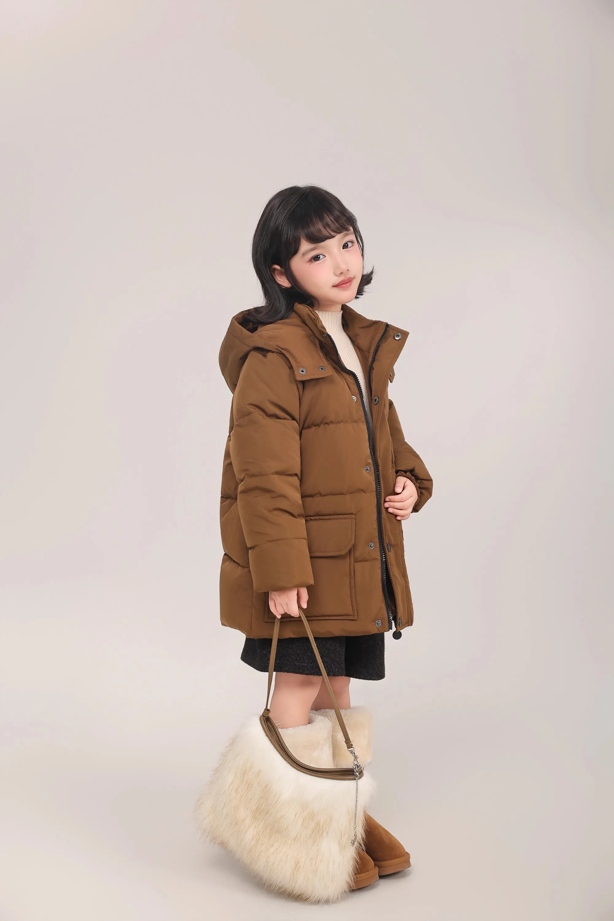 Kinder-Daunenjacke mit 90% Weißer Entendaune, Braune Kapuze, Mittellange Daunenjacke mit Großen Taschen, Dicke Warme Winteroberbekleidung für Mädchen A4853 – Detail 9