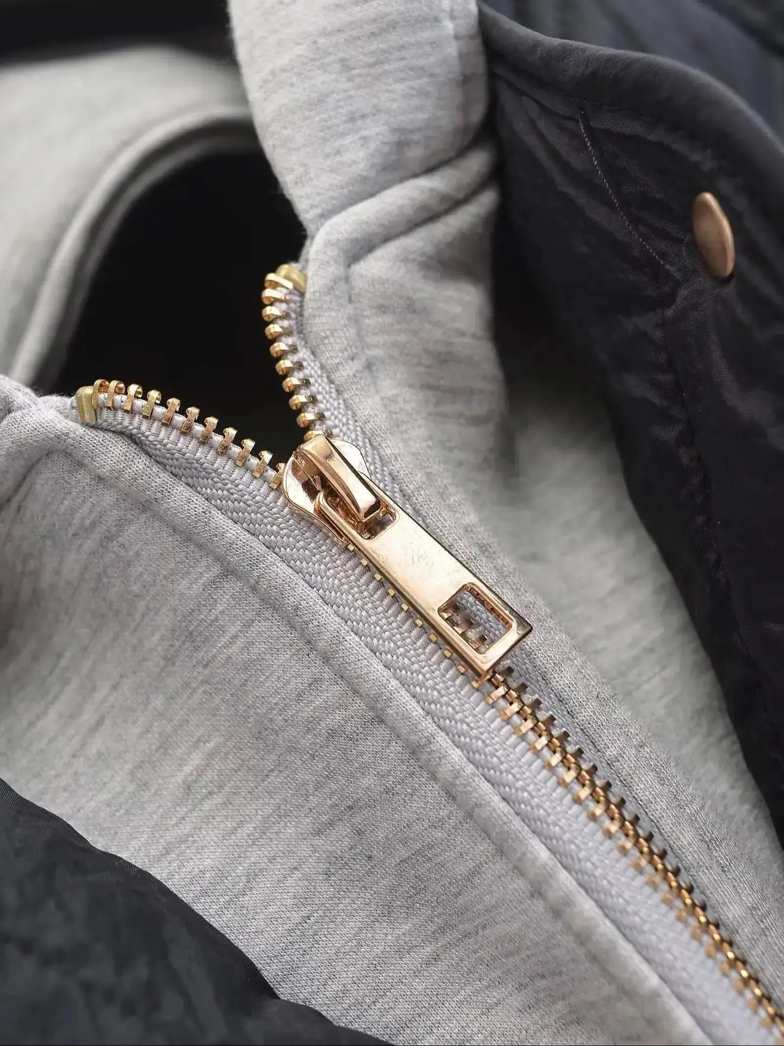 موضة جديدة لخريف وشتاء 2025 معاطف نسائية غير رسمية بقلنسوة مبطنة باللون الأسود سترات نسائية فضفاضة مبطنة أساسية