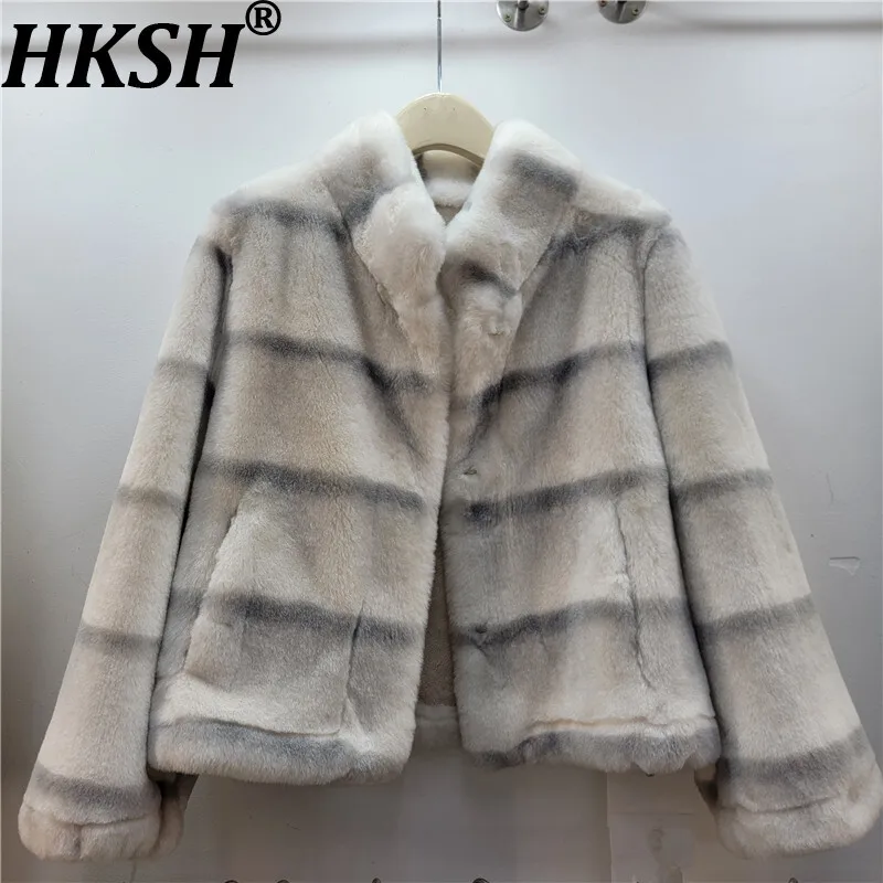 

HKSH 2025 Winter New Women Faux Fur Coat Stand Collar Striped Pockets Trendy Elegant Luxury Fashion High-end Warm Jacket HK16396