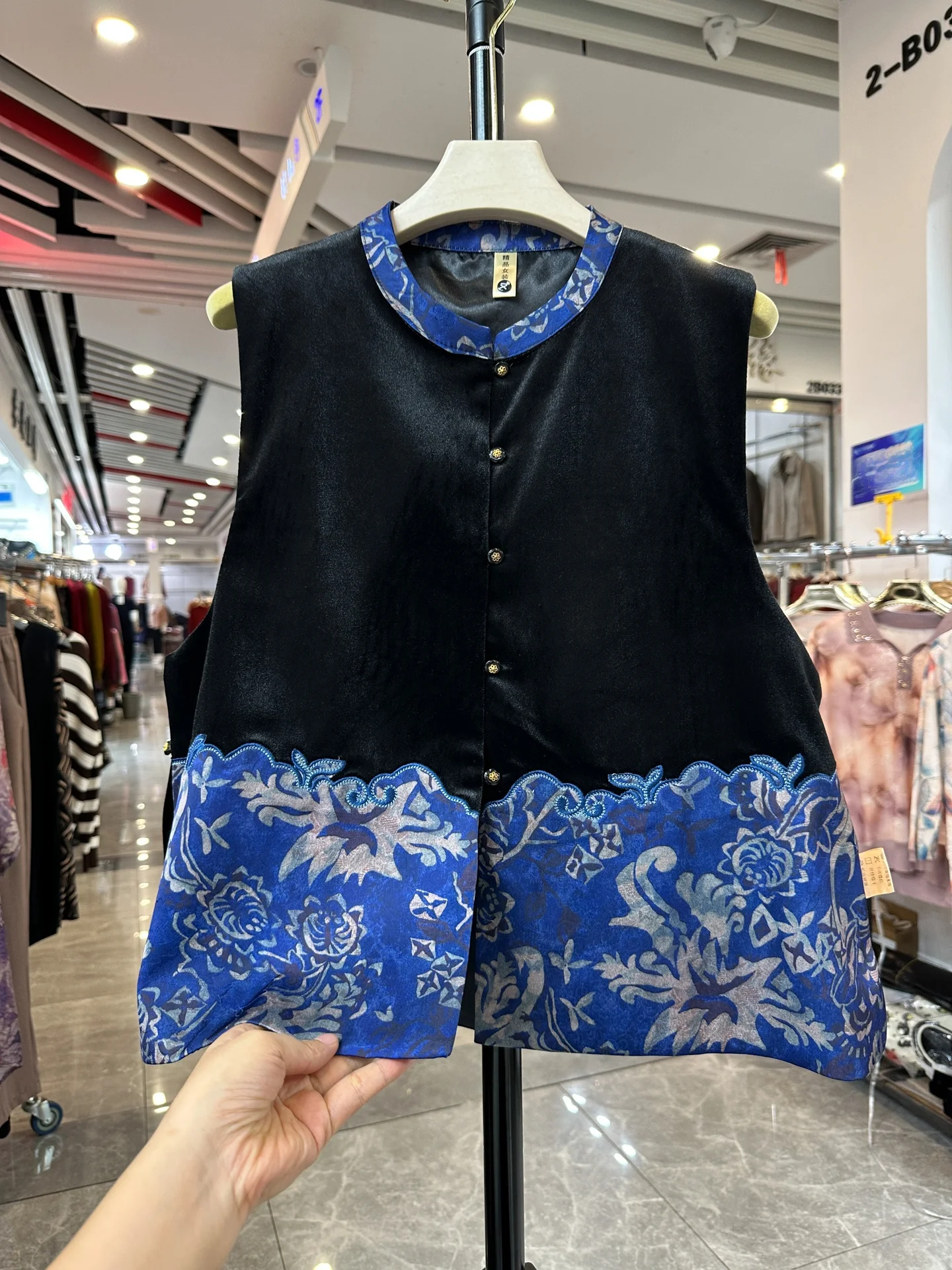 

Faionable Velvet Svel round Ne Vest Autumn Wear for Women Comfortable Loose Sle Mid-aged And ly Women's Top
