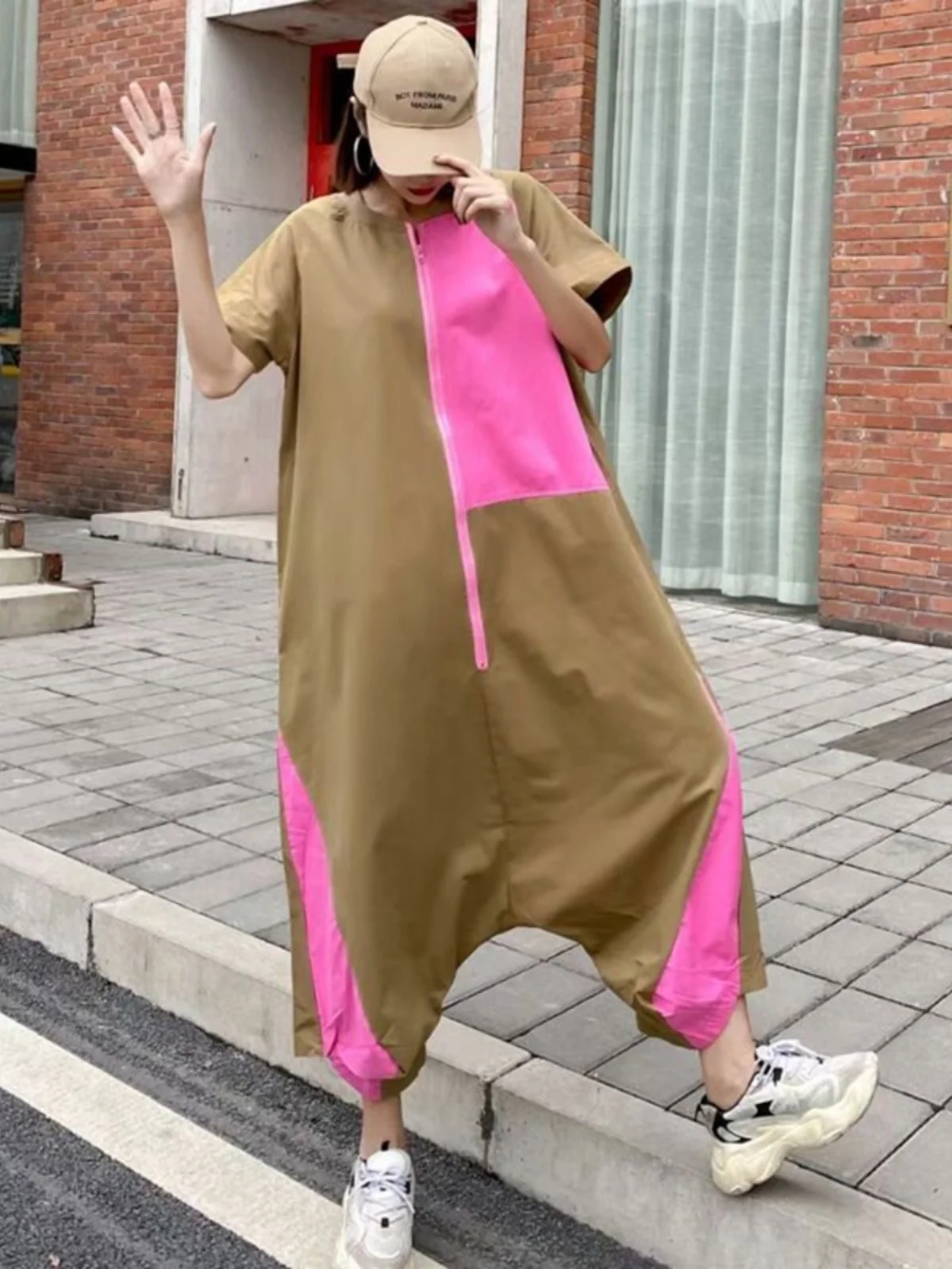 Jumpsuit Hip Hop wanita, Jumpsuit lengan pendek cetakan kartun Retro Musim Panas 2024 ritsleting warna kontras longgar merek mode