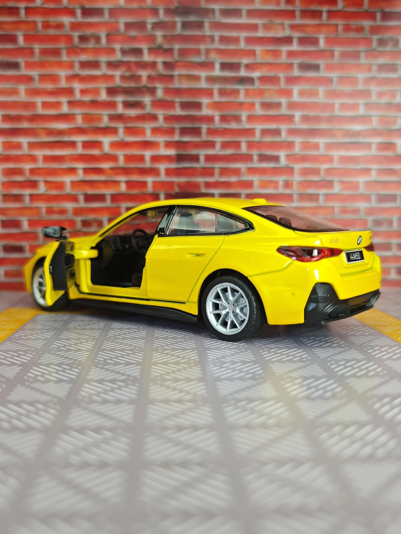 

1:34 simulation BMW I4 M50 alloy car model doors can be opened suitable for collection and can be given as a birthday gift