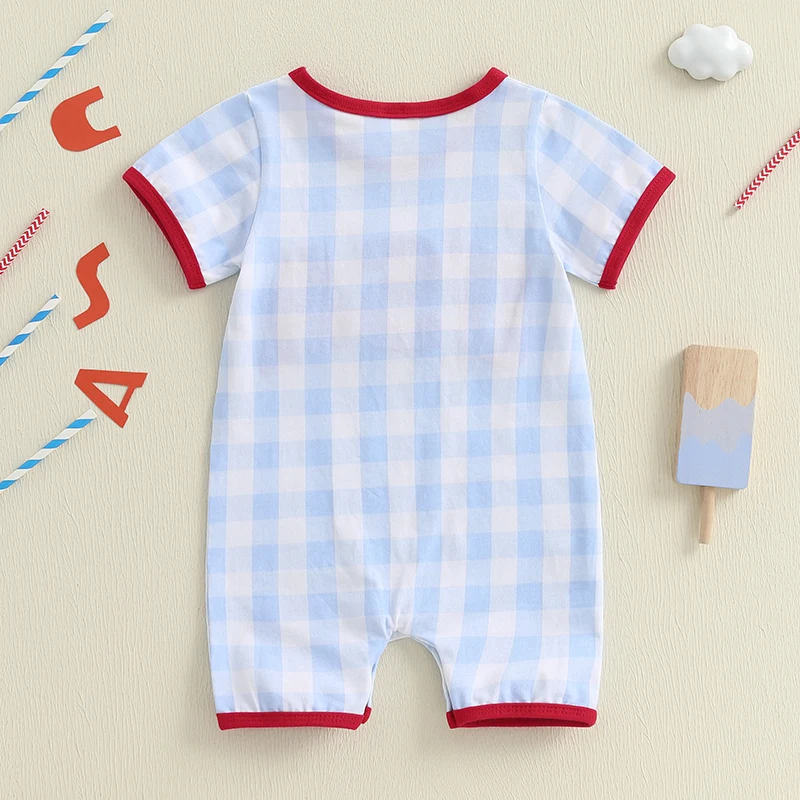 Kleinkind 4. Juli mit gestickten Initialen, kariertem Design und kurzen Ärmeln für patriotische Feiern