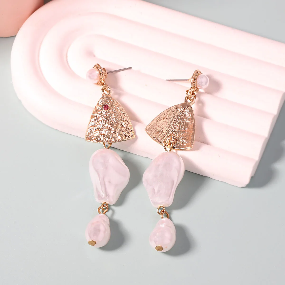 Fashion irregular imitation pearl special-shaped gold fishbone personality niche earrings, versatile casual daily women