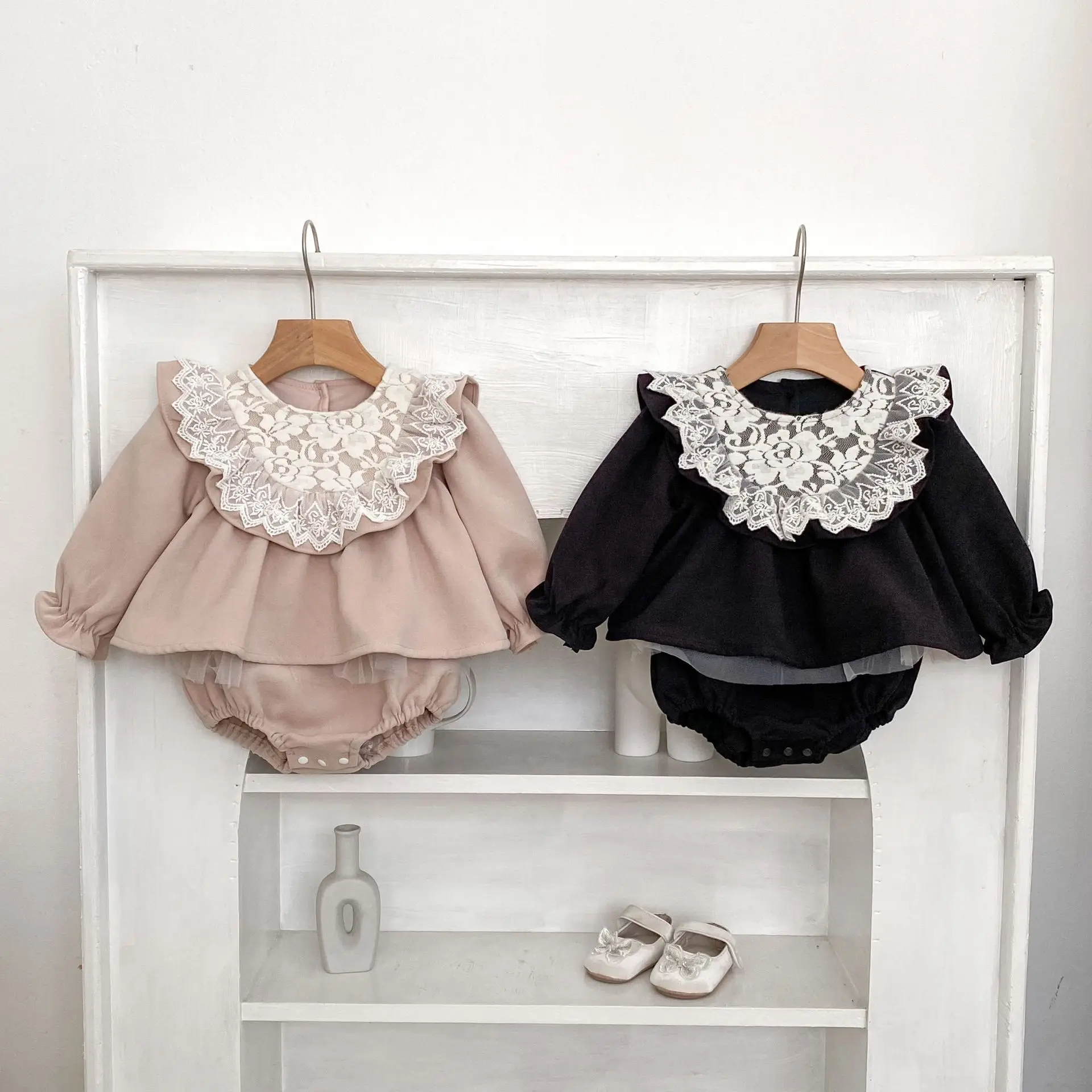 

2025 Autumn New Baby Girl Long Sleeve Bodysuit Solid Cute Newborn Lace Ruffle Collar Princess Jumpsuit Infant Toddler Clothes