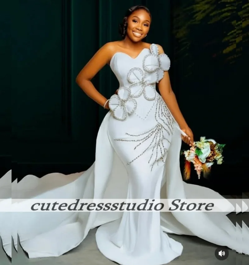 Weiße Satin-Abendkleider, exquisite handgefertigte Blumen, Abendkleid, lange Meerjungfrau-Abschlussballkleider 2025, für afrikanische Mädchen, individuell gestaltet