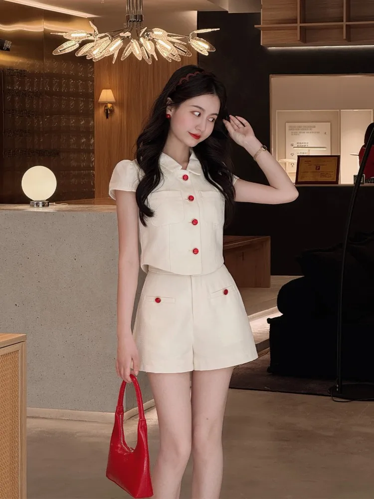 

Комплект из двух предметов: модный универсальный хлопковый топ с воротником на пуговицах и шорты с высокой талией для женщин и подростков, коллекция Prague Holiday