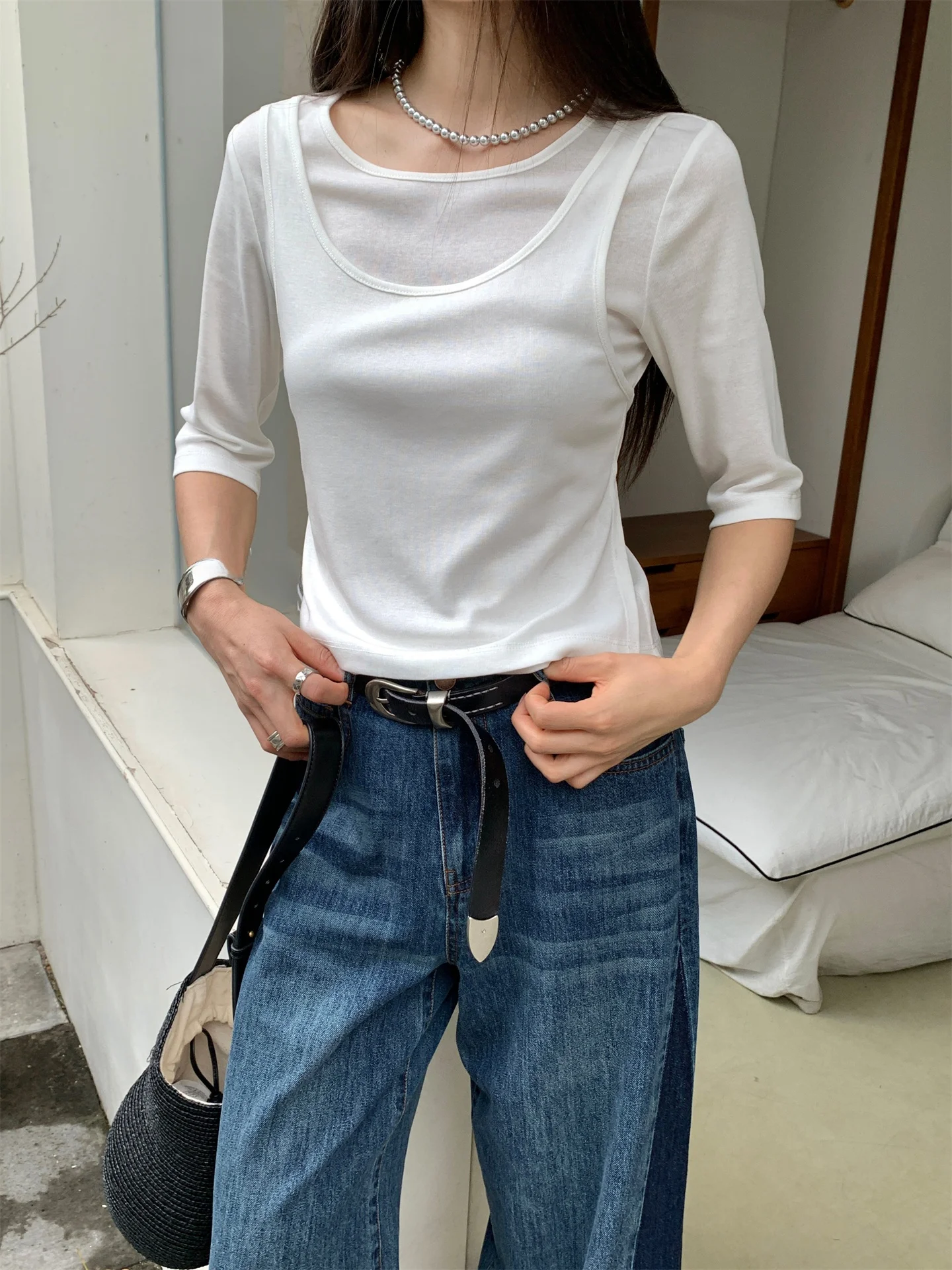 

Женская футболка Slim Fit однотонного цвета с поясом, круглым вырезом, коротким рукавом, базовая повседневная модель, стильный эффект многослойности
