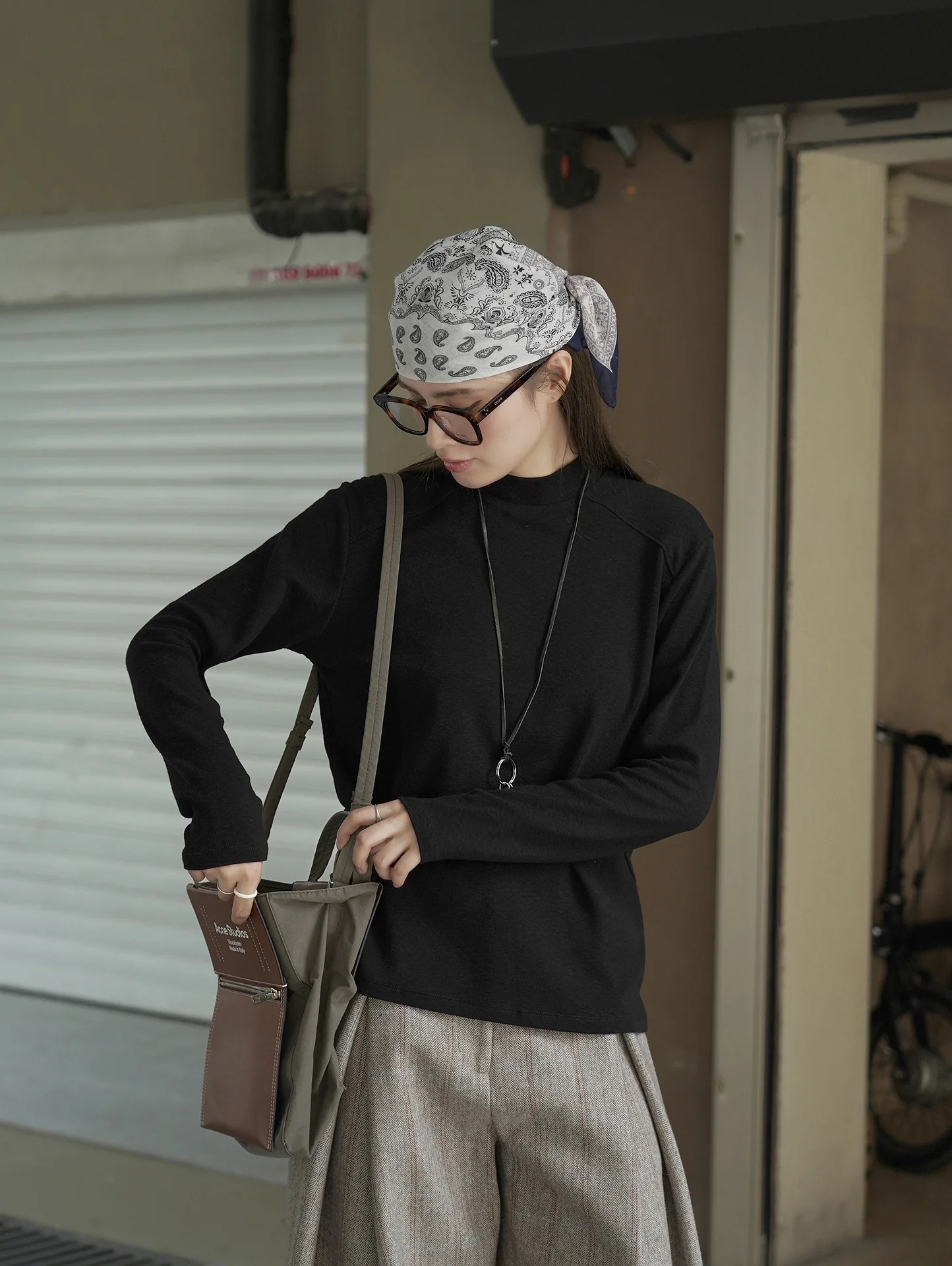 T-shirt casual e minimalista a collo semi alto con maniche lunghe, top comodo da donna snellente e delicato sulla pelle