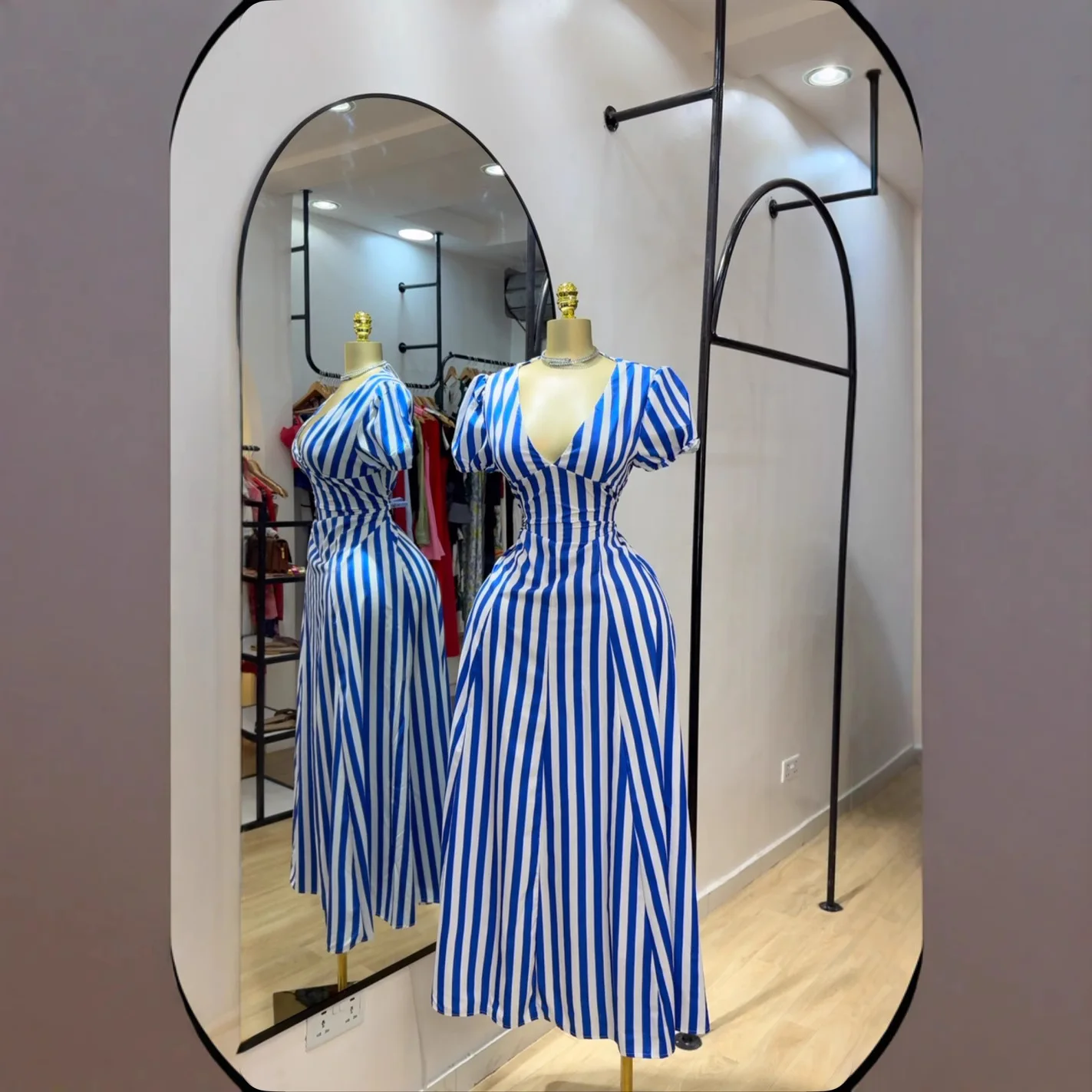 ผู้หญิงลายพิมพ์คอวีเซ็กซี่เข้ารูปพอดีกระโปรงยาวสวิงใหญ่แขนฟอง 2025