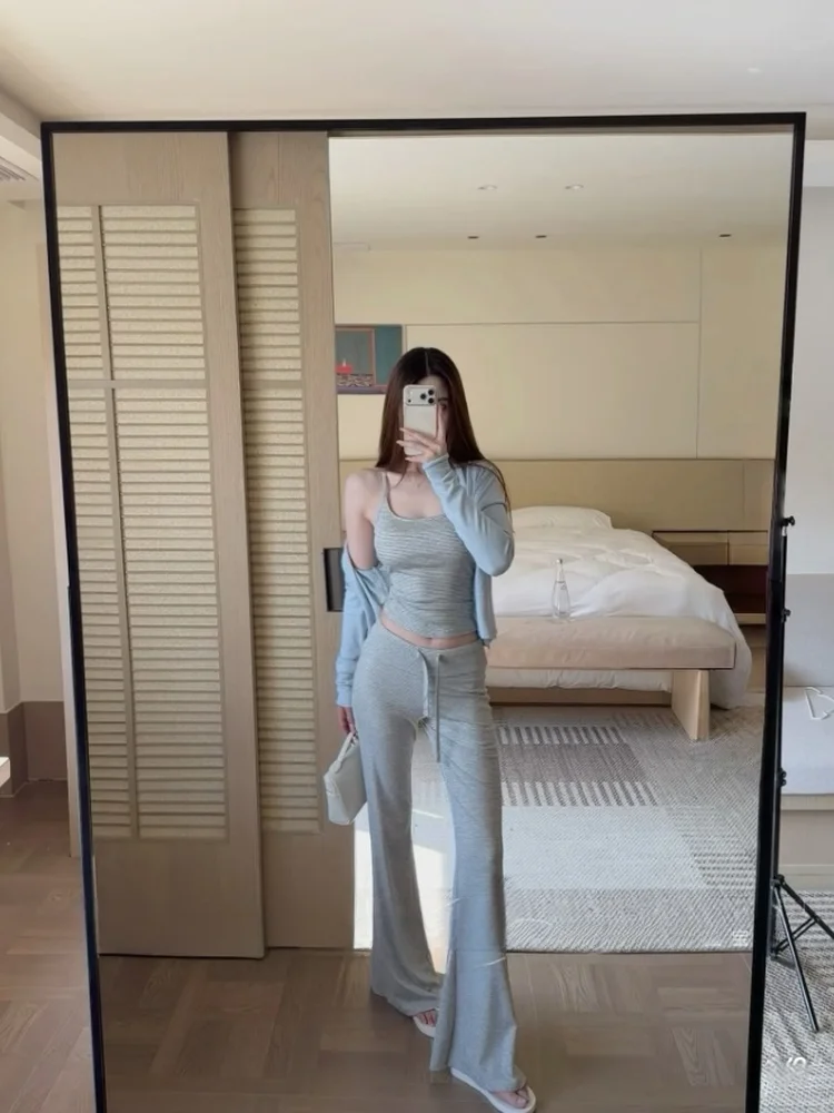 

Удобный и стильный комплект из трикотажа в полоску с топом-майкой на бретелях, повседневными брюками и нагрудными вставками, модный женский весенний наряд из трех предметов