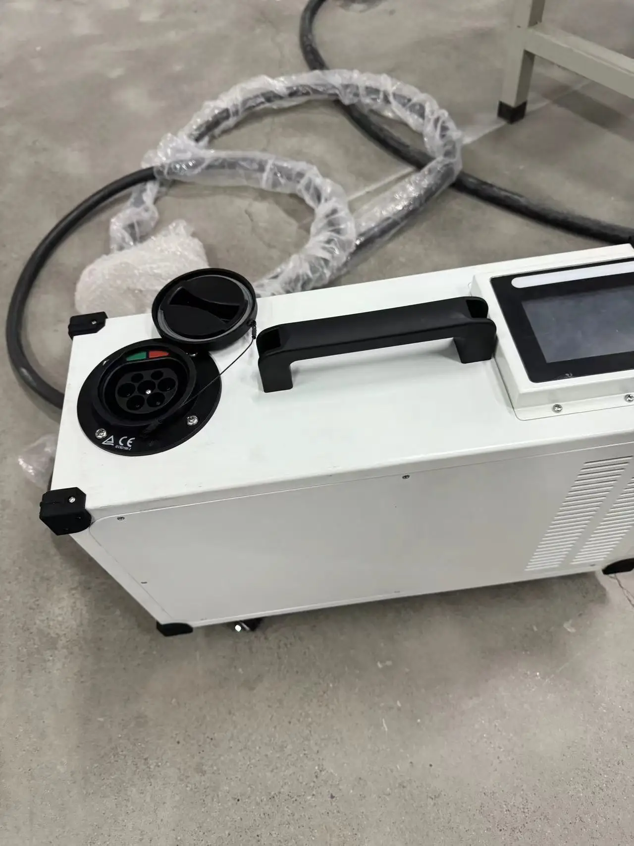 DC 31kw Portable EV Charger GBT CCS2 CCS1 Mobile EV Chargers For Fast Charging Stations With Spring Cable Removal Display