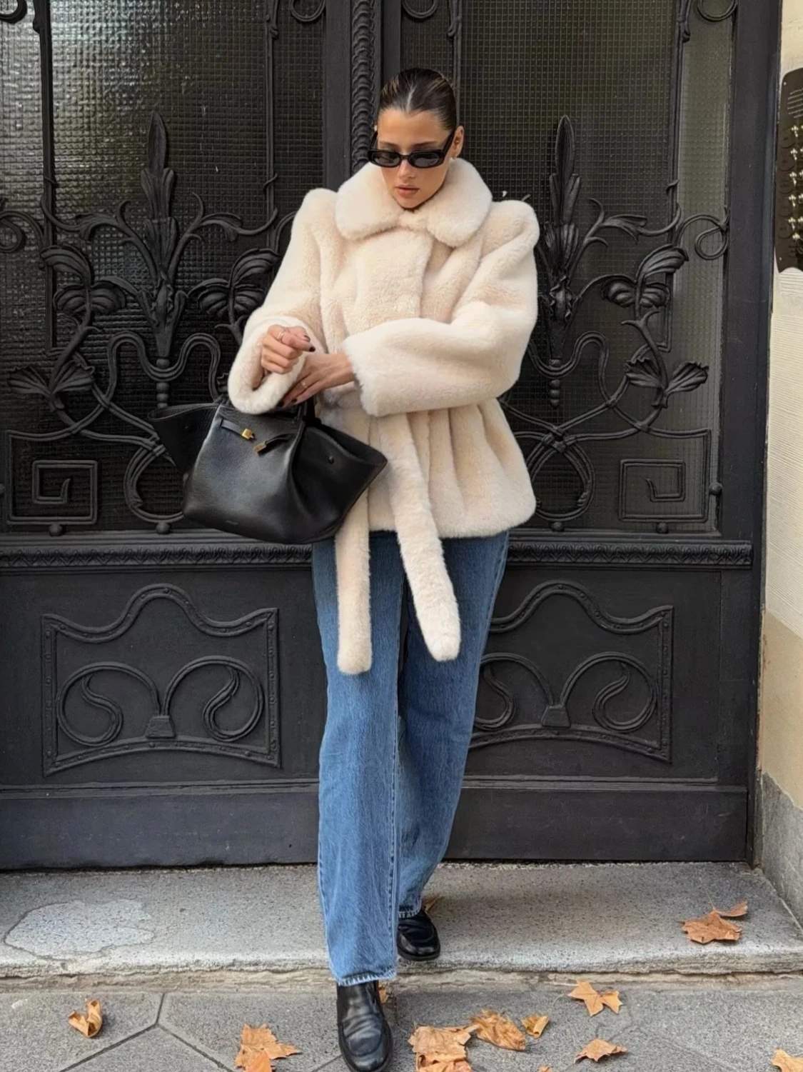 白いエレガントなフェイクファーのジャケットコート、ベルト付き、女性用シックなラペル、厚手で暖かいルーズオーバーコート、2025年冬ファッション、女性用アウターウェア