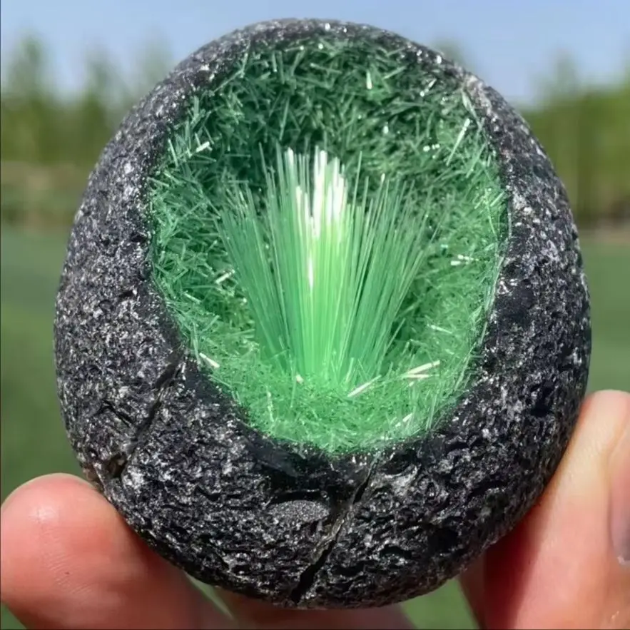 Un cluster de cristal de quartz et d'argentite brute vertes – un spécimen minéral en forme d'œuf avec pyrite et cristaux de glace. Convient pour la maison
