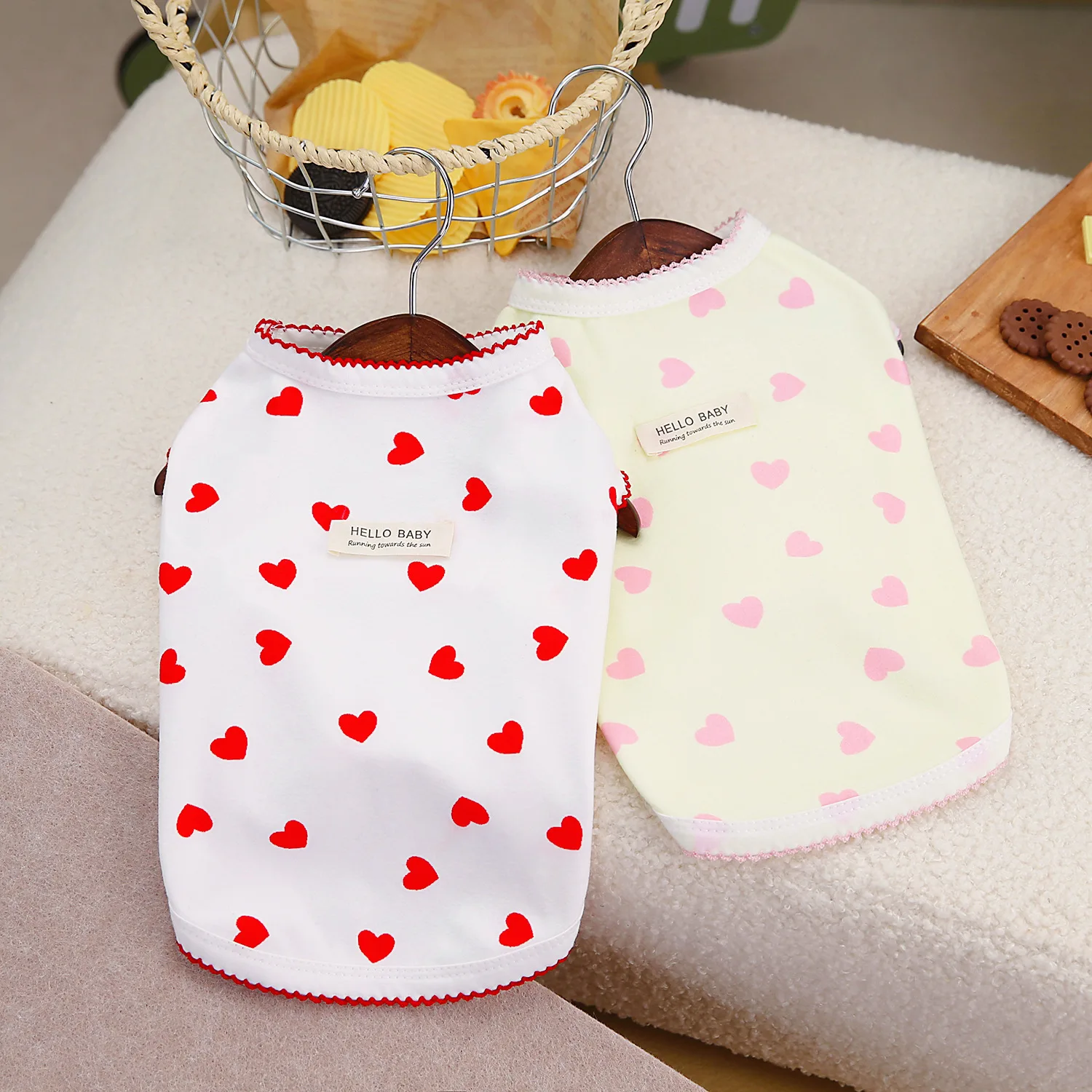 

Новая одежда для собак: весенне-летний жилет-футболка для тедди с сердечками, универсальный размер, товары для животных Bapa, наряд для собак