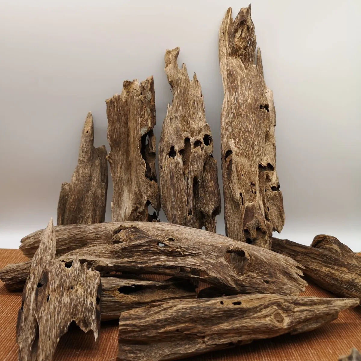 5g/12g /72g البخور الطبيعي Lot High Grade Natural Vietnam Sinking Small Oud Chip Underwater Wood Oud Full Resin  Free Shipping