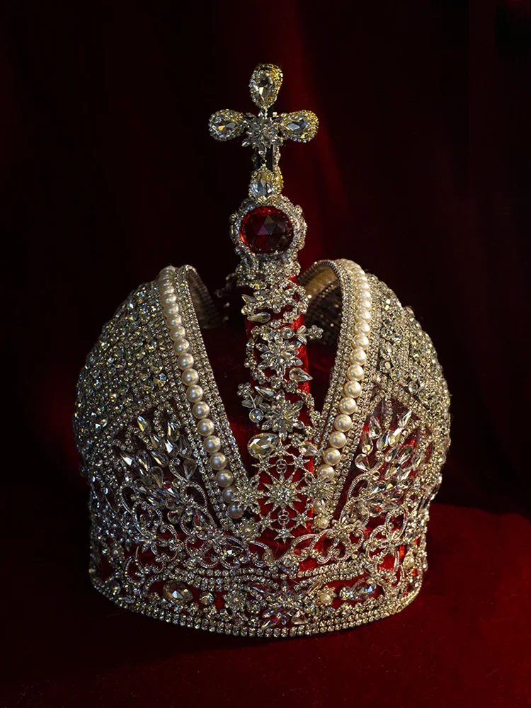 

Catherine the Great was crowned with a crown bride crown lolita tiara, a cane for a photo in Harbin, Russia