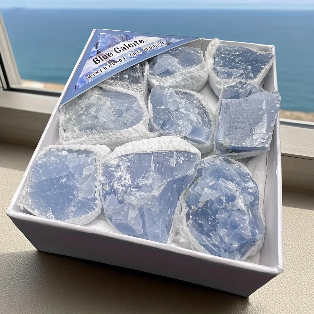 علبة من حجر الأزرق الطبيعي الخام، علبة هدايا صخرية غير منتظمة، تعليم معدني وعرض هدية العيد. ديكور الغرفة