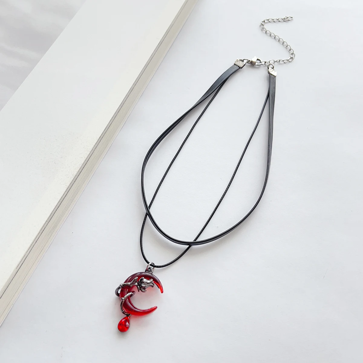 قلادة حلوة ولطيفة من البولي يوريثان باللون الأسود بطبقة مزدوجة من البولي يوريثان باللون الأحمر على شكل وردة قمر وقلادة على شكل قلادة وإكسسوارات نسائية #5