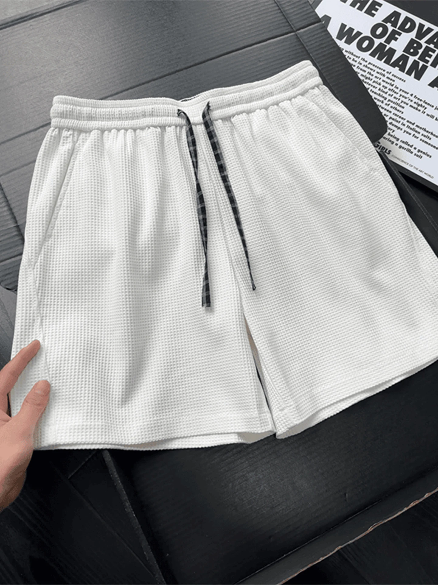 Pantalones Cortos Blancos para Hombre con Diseño Waffle y Corte Inclinado, Texturizados para Verano, Estilo Baloncesto, con Empalmes a Cuadros Americanos, Tipo Bermuda