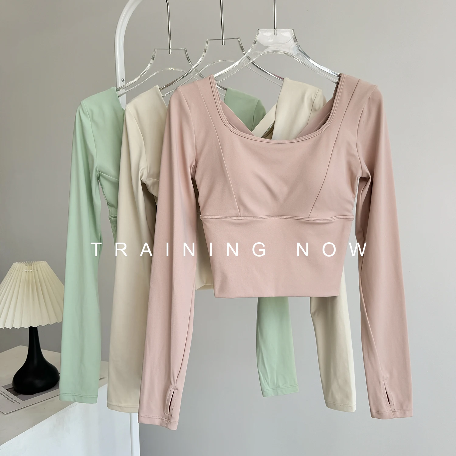 

Одежда для йоги с длинными рукавами и нагрудными подушечками для женщин, осенние красивые спортивные футболки для похудения сзади