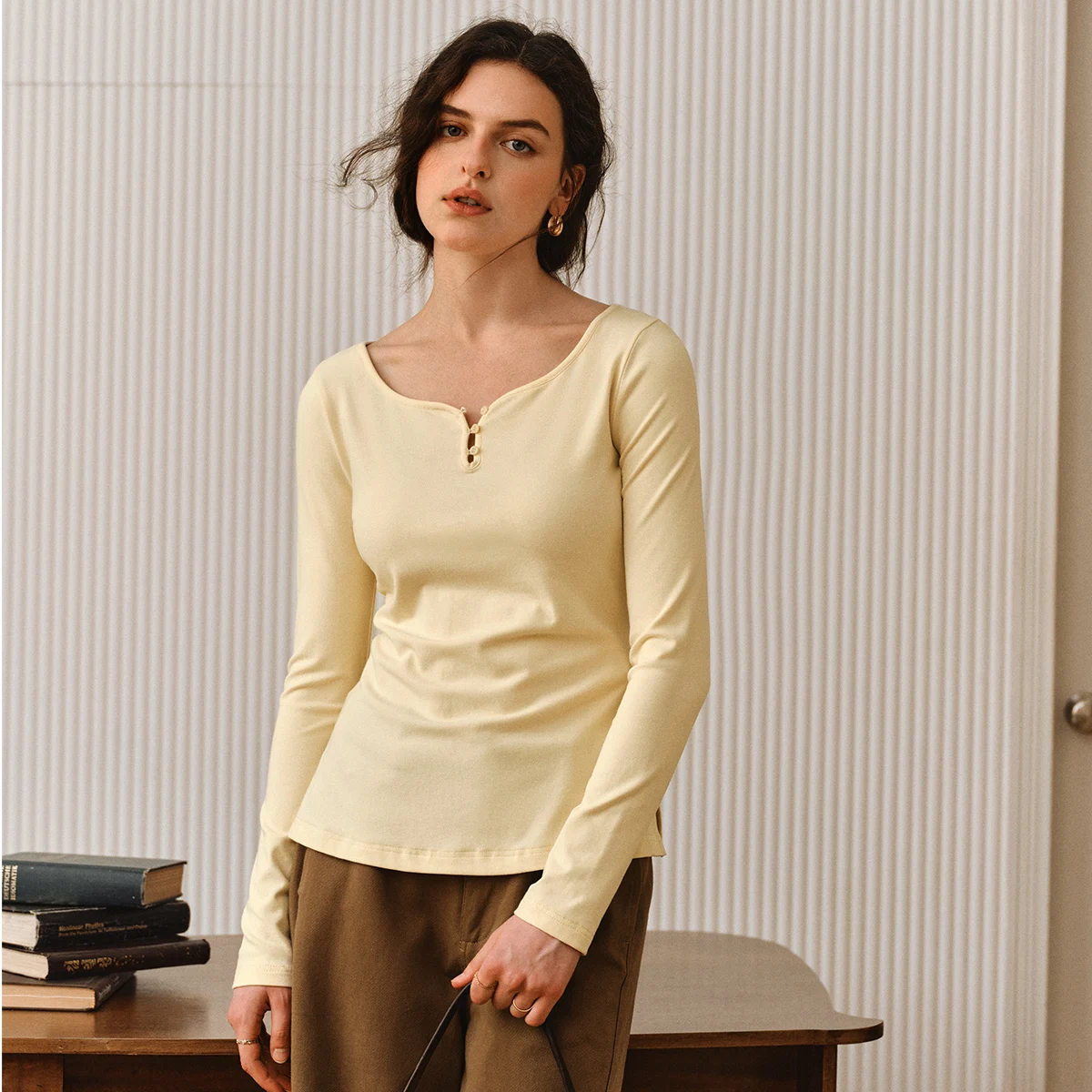 OLrain Women's French T-Shirts 2025 Autumn Curved Neck Long Sleeve Slim T-Shirt Solid French Design Knitted Tops O57QT001250