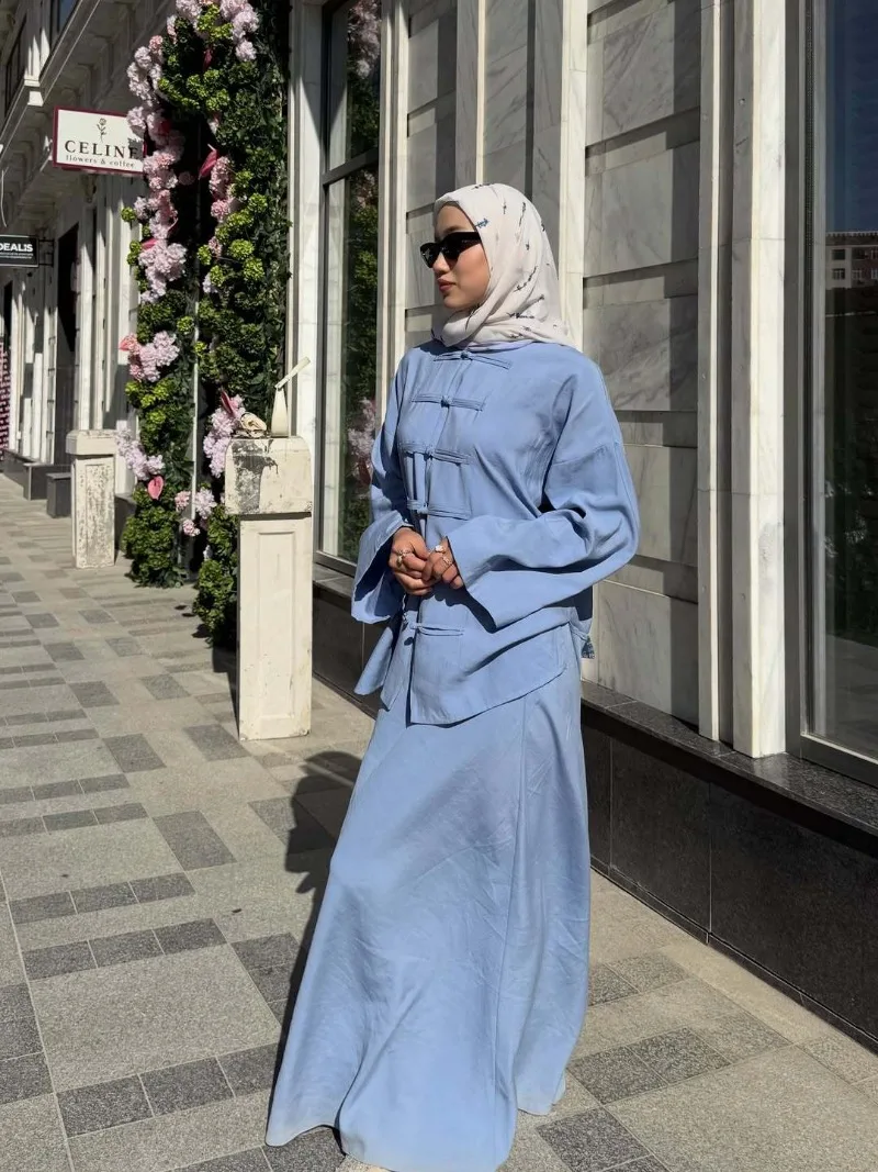 Dezentes zweiteiliges Set für Frauen mit Froschknöpfen, langärmeligem Hemd, hochtailliertem langen Rock, lockerem, lässigem muslimischem Alltagsoutfit. – Detail 10