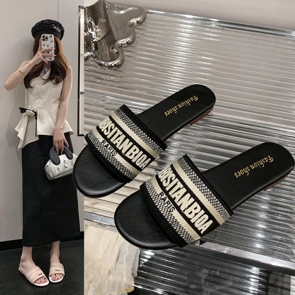 Damen-Mode-Flachpantoffeln, Sommer-Neuheit, runde Zehenpartie, offene Zehen, Buchstabenstickerei, weiche Sohle, rutschfeste Sandalen, Damen-Hausschuhe – Detail 2