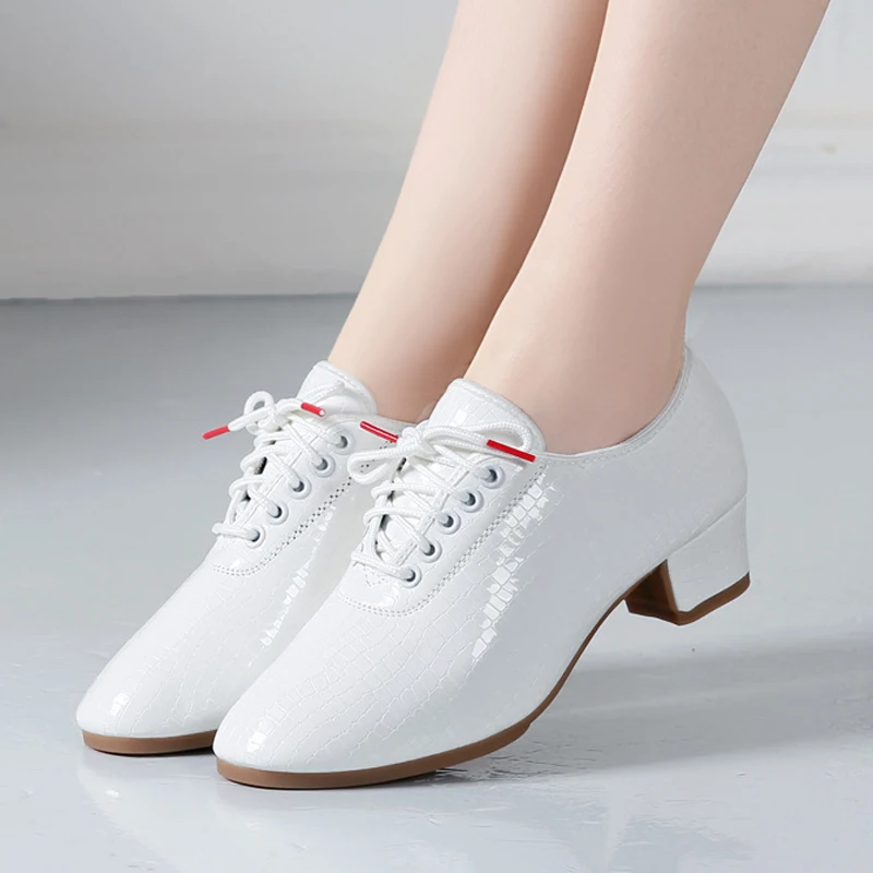 Sapatos de dança de sola macia padrão para mulheres, sapatos de dança modernos, couro branco feminino, saltos quadrados