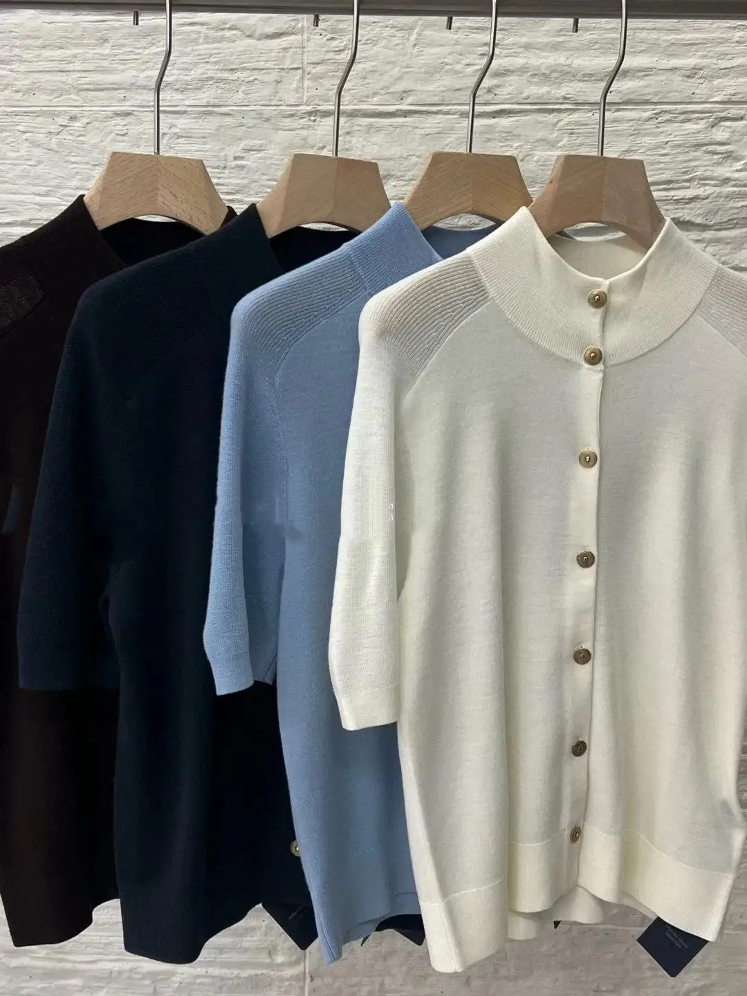 

Шерстяной кардиган с короткими рукавами, модный и элегантный, с дизайнерской отделкой, женский, с воротником-стойкой и пуговицами.