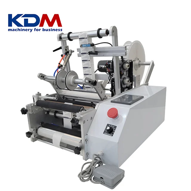 

Полуавтоматическая этикетировочная машина для стеклянных бутылок KDM-SL51 Технология мягкого пресса защищает хрупкие стеклянные поверхности от повреждений