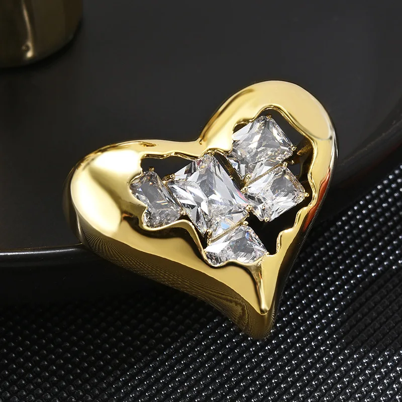 2023 New Elegant Sweet Love Zircon Hollow Brooch Temperament Copper Heart Shape Broochpins for Female Suit Exquisite Accessories