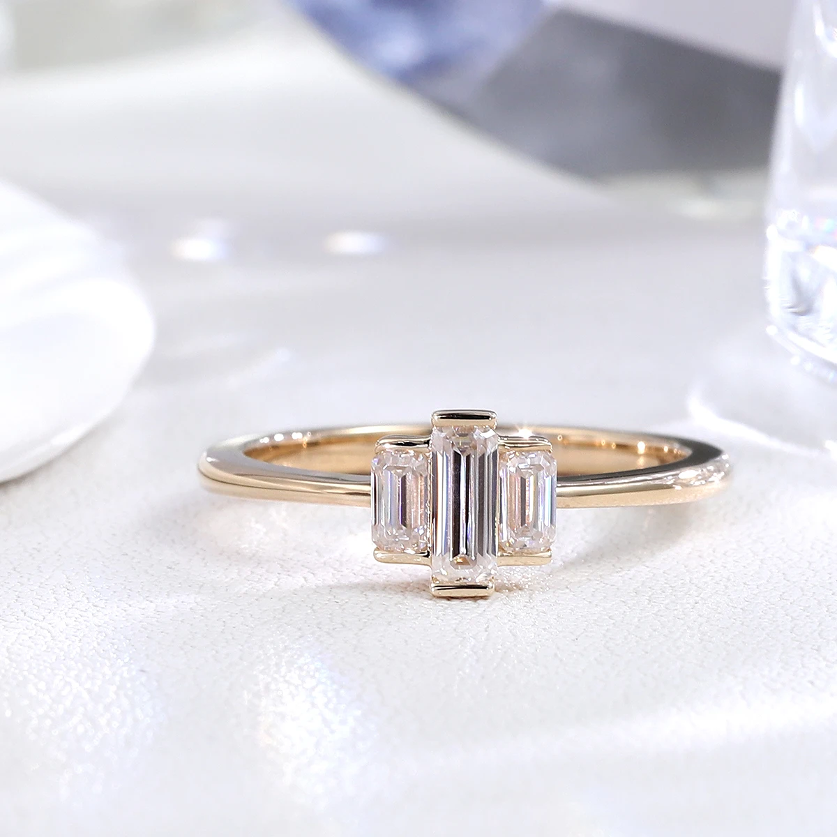 

Кольцо для помолвки из желтого золота 10K с тремя камнями изумрудной огранки из моассанита, ювелирное изделие на заказ, свадебно