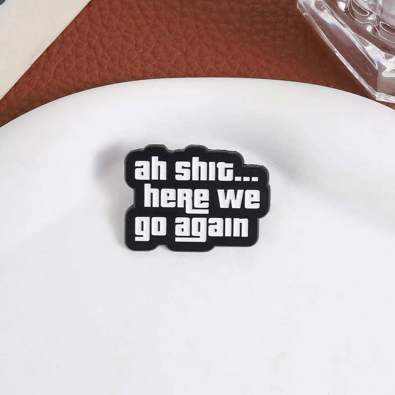 Ah Shit Here We Go Again Emaille-Pins Sarkastische Spielzitate Broschen Rucksack Hut Abzeichen Anstecknadel Mode-Schmuck Geschenk für Freunde – Detail 6