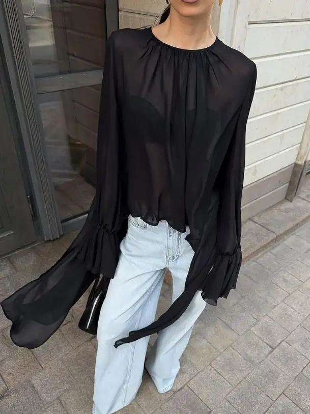 Camicia filata vento e neve, rete nera da donna irregolare, design di nicchia, girocollo, maniche a foglia di loto, top a maniche lunghe