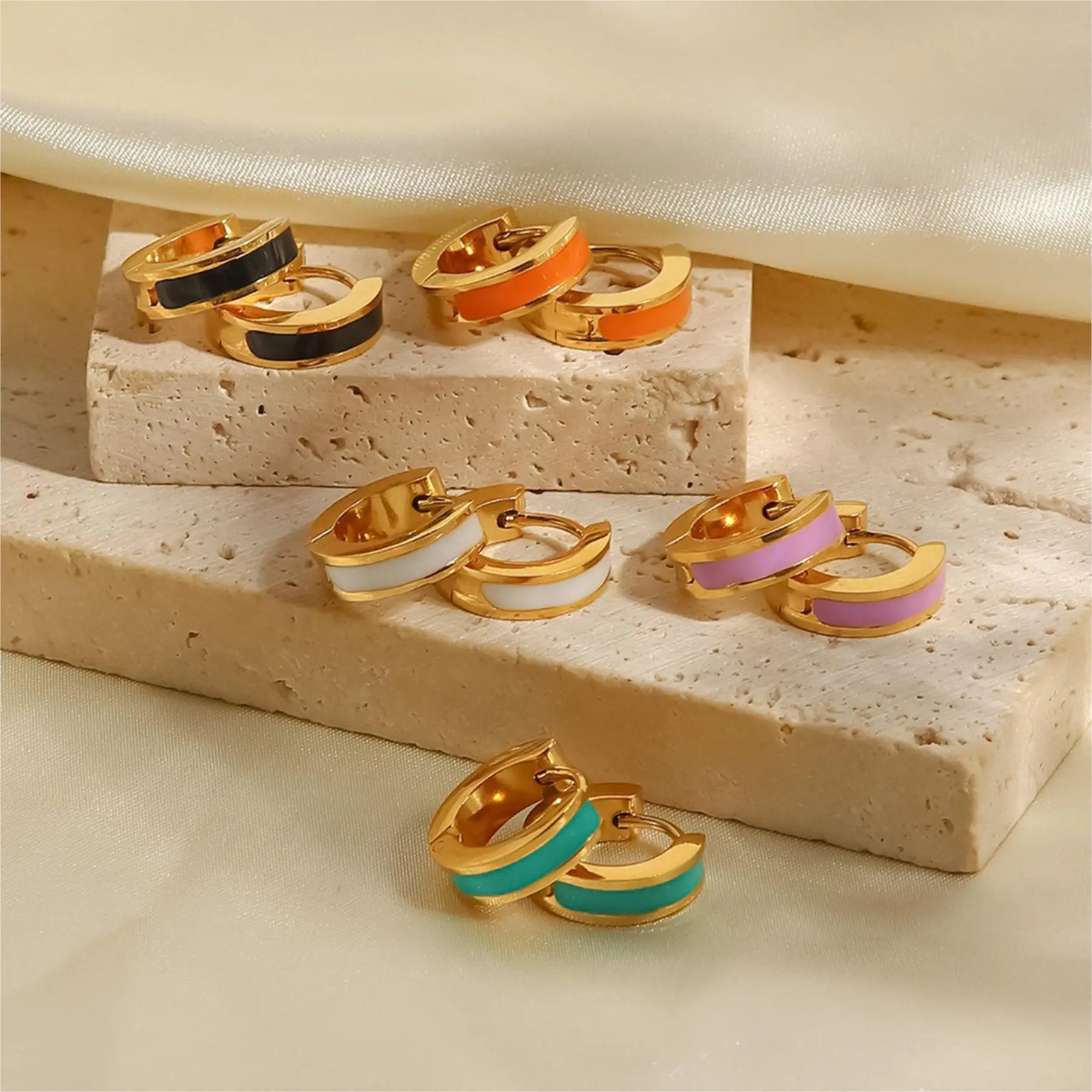 CARLIDANA Premium Ins Style 18K pozłacane kolczyki Mini Hoop nieblaknące kolczyki emaliowane ze stali nierdzewnej dla pań kobiet — zdjęcie 4