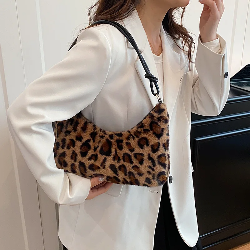 

2026 new trendy individualistic and simple shoulder bag niche design casual handbag niche women's underarm bag