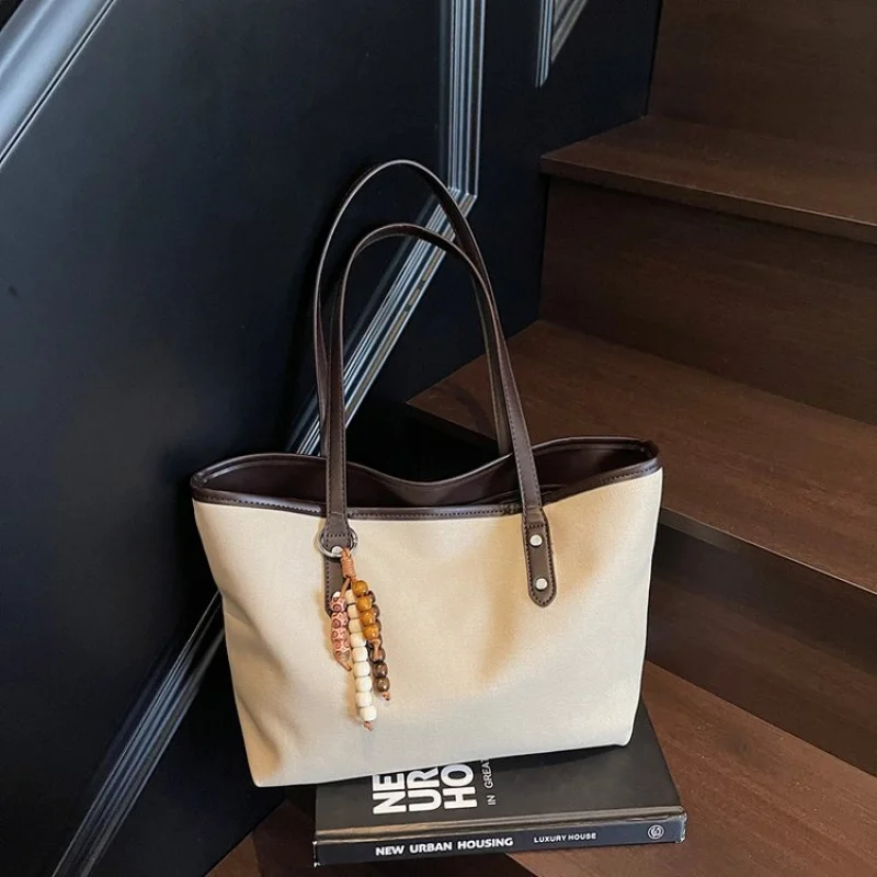 

Spacious Messenger Bag For Women Leather By Luxury Brand Elegant Design With Multiple Pockets And Comfort