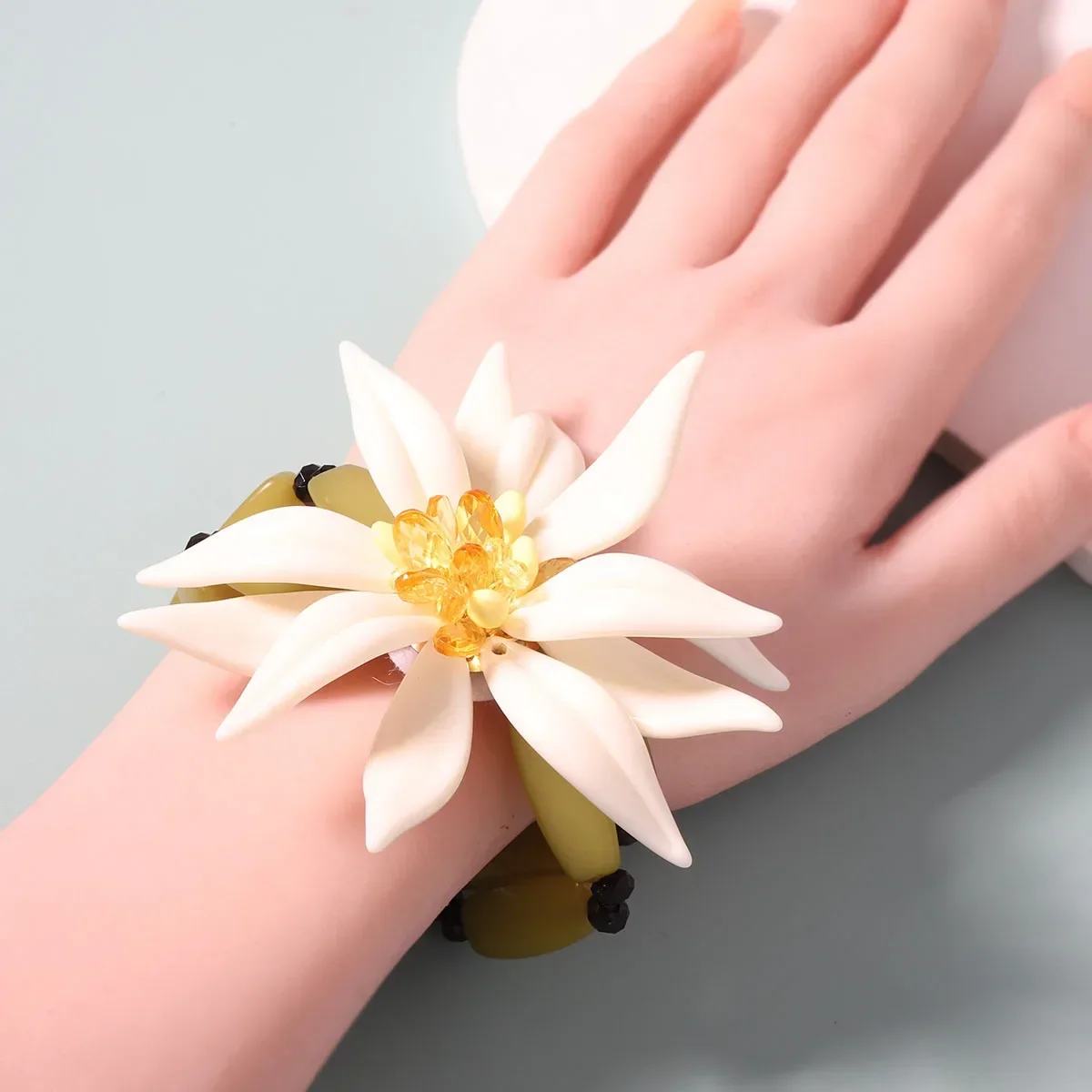 Fashionable Exaggerated Temperament White Resin Large Flower Bracelet Pendant Double-layer Stacked Beads Bracelet Femme