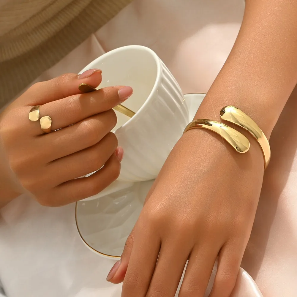 Minimalist Gold Geometric Ring Streamlined Bangle Modern Hand Jewelry Fashion Wrist Accessory