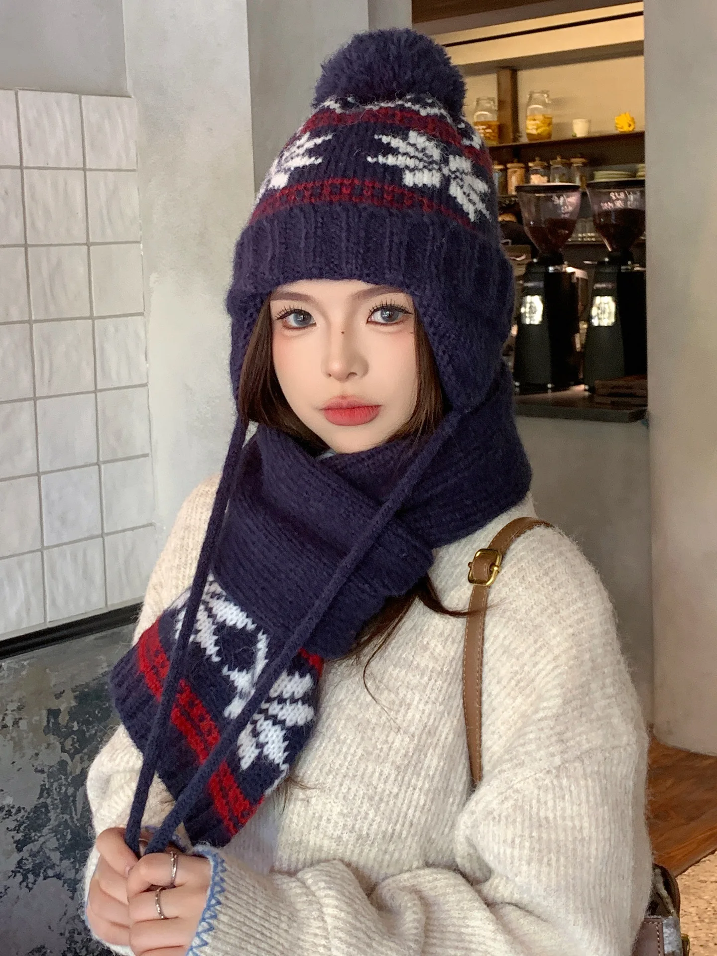 Set Topi dan Syal Musim Dingin Natal, Motif Fair Isle Snowflake Multi Stripe Rajut Pom Chullo, Topi Ski Trapper dengan Penutup Telinga