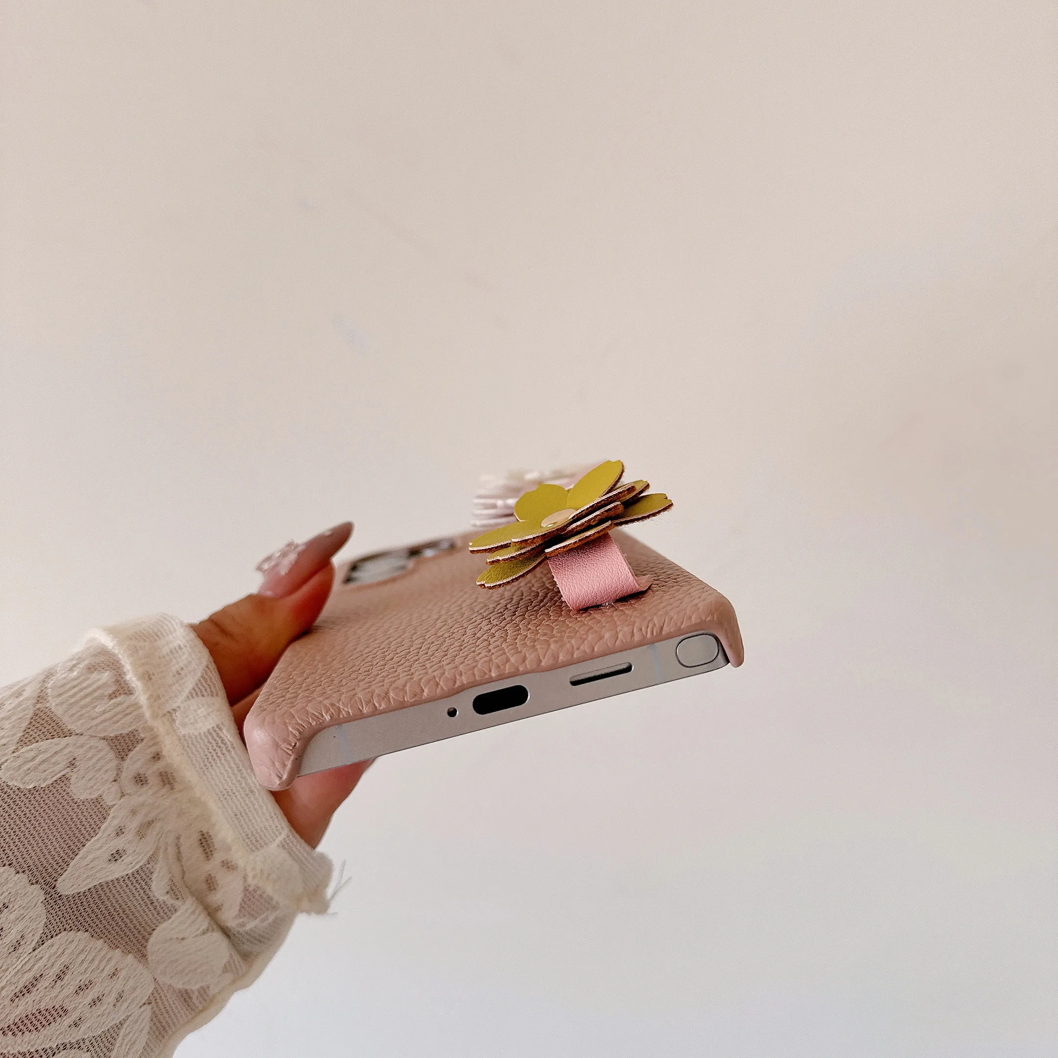 แฟชั่นลิ้นจี่หนัง Hard PC เคสโทรศัพท์สําหรับ Samsung Galaxy S25 Edge S24 Ultra S24FE 3D ดอกไม้สายรัดข้อมือสร้อยข้อมือ