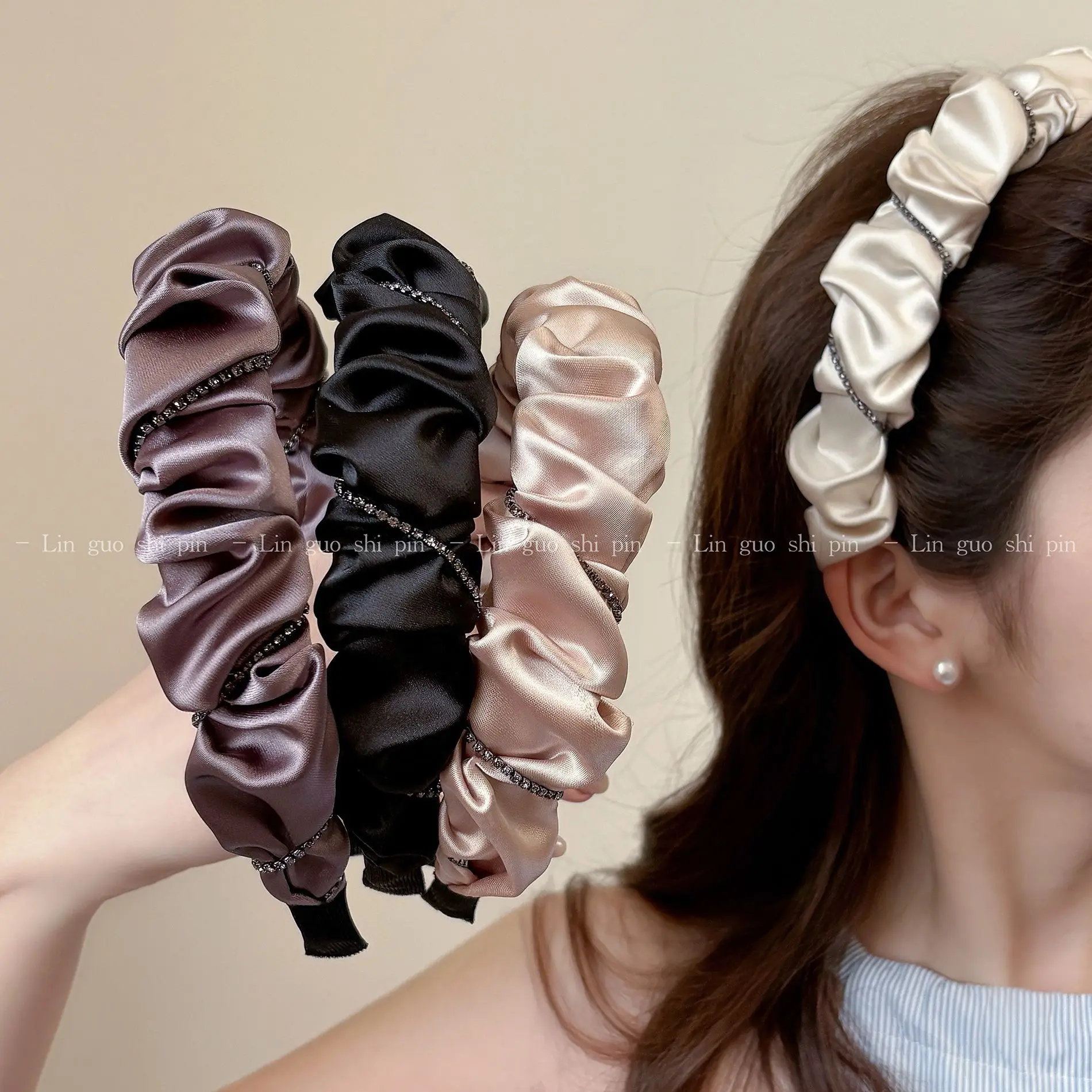 

1 шт. Атласный плиссированный ободок для волос с цепочкой в корейском стиле, придающий объем, для женщин, на каждый день, минималистичный, элегантный