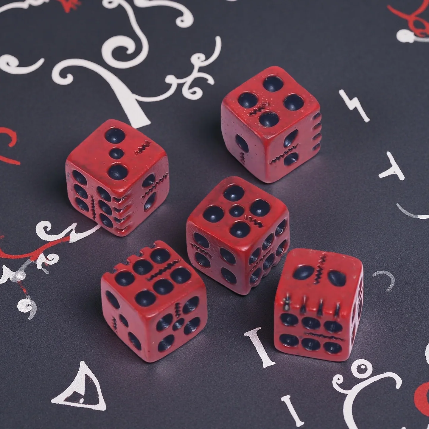 

5 шт. кости с красным черепом D6, набор кубиков для ролевых игр из смолы, набор кубиков для ролевых игр, креативные кубики на Хэллоуин для игроков DND, подарки на Хэллоуин