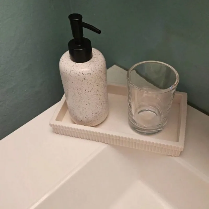 Ребристый поддон для ванны белый -Прямоугольный поднос для ванны Материал из смолы Ребристый дизайн Поднятые края Белоснежный оттенок