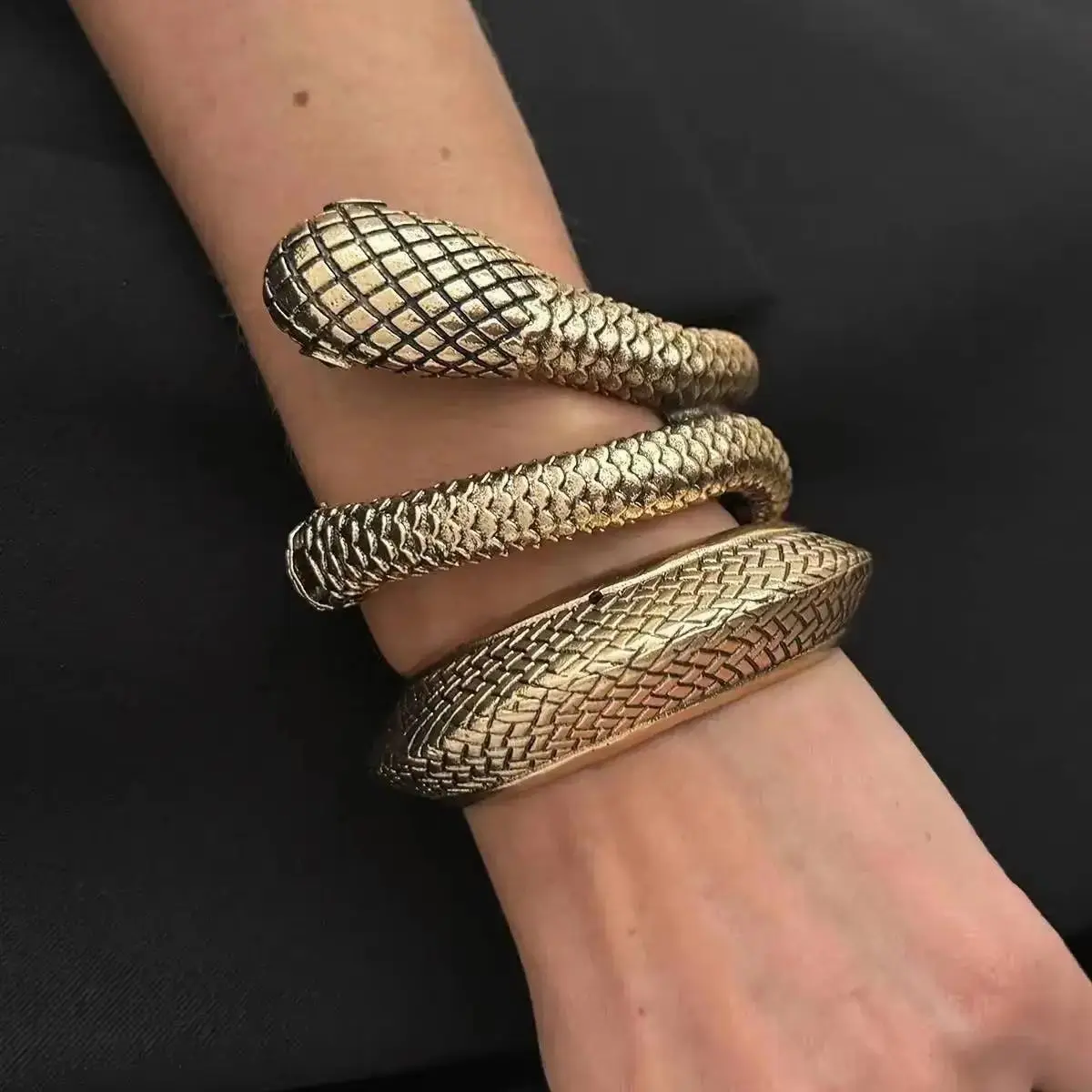 

Lacteo Serpentine Geometric Open Wide Bangle Bracelet Creative Unique Trendy Stackable Snake Cuff for Women And Men Jewelry