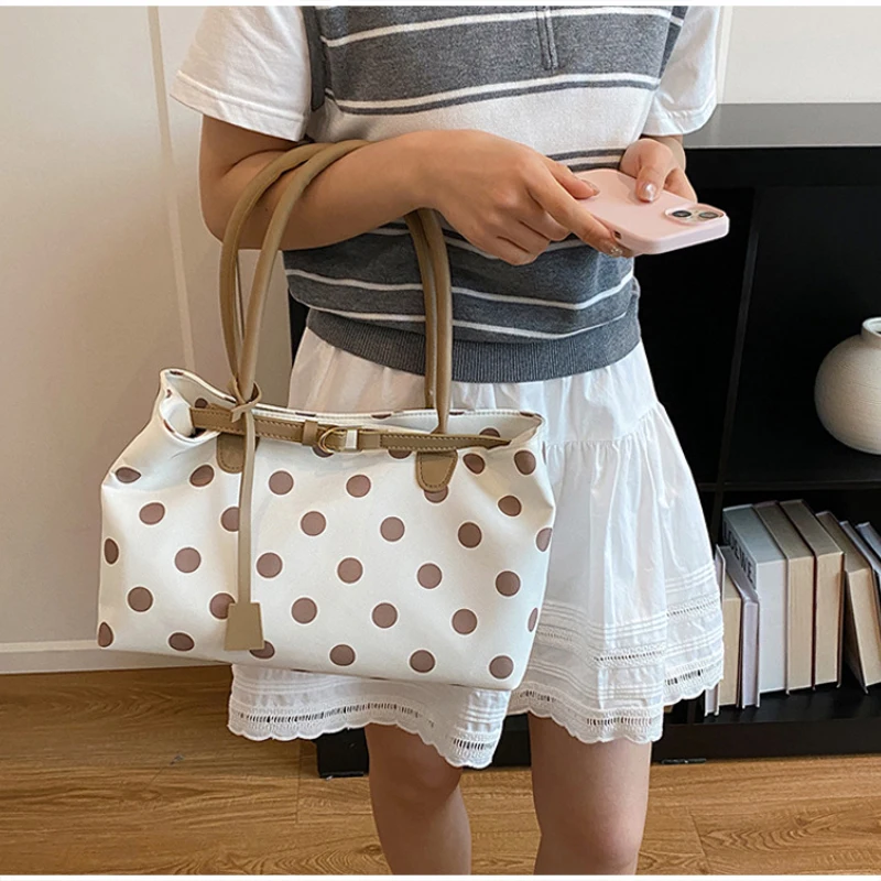 Neue koreanische stilvolle gepunktete Tragetasche, personalisierte lässige Schultertasche mit Gürteldekor, einfache, vielseitige Pendler-Unterarmtasche – Detail 23