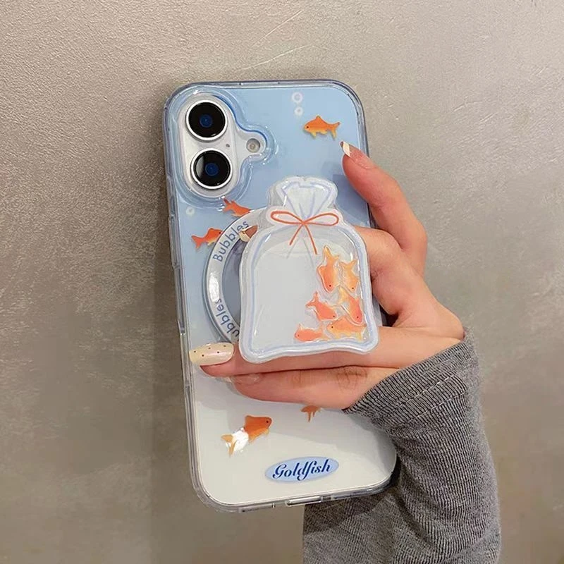 Gradiente Aqua Blue Cute Little Goldfish Magsafe Funda de carga inalámbrica para iPhone 15 16 Goldfish Shake Soporte magnético