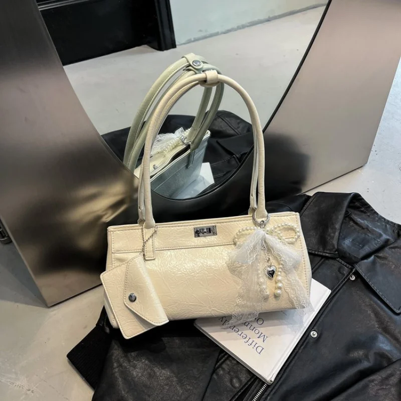

Chic Saddle Bag For Women In Curved Leather Design With Adjustable Strap For A Trendy And Modern Appearance