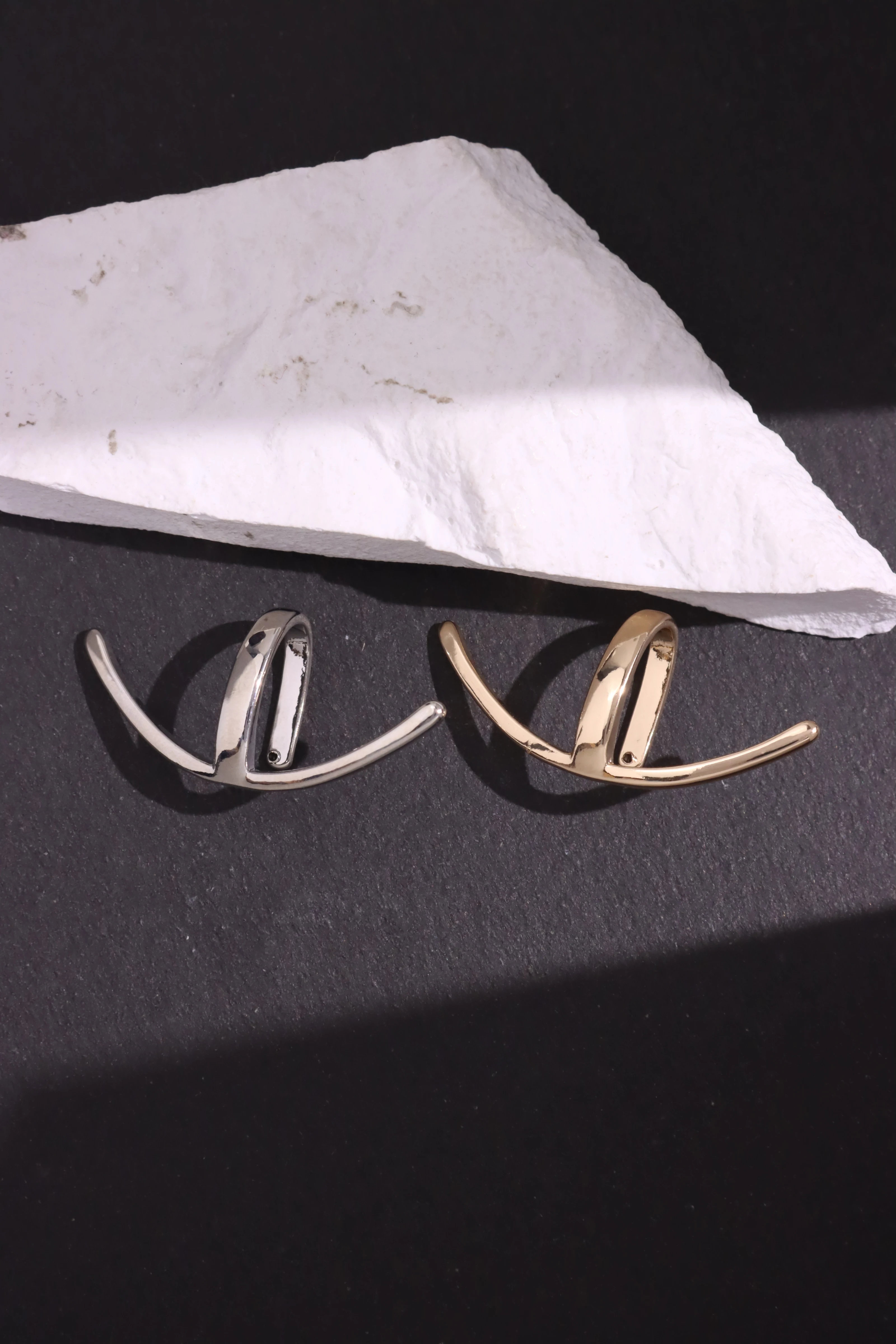 2024 Simple Curve Line Crescent Moon Gold Color Silver Color Metal Lip Clip for Women Men Unisex Trend Pair Cyberpunk Jewelry